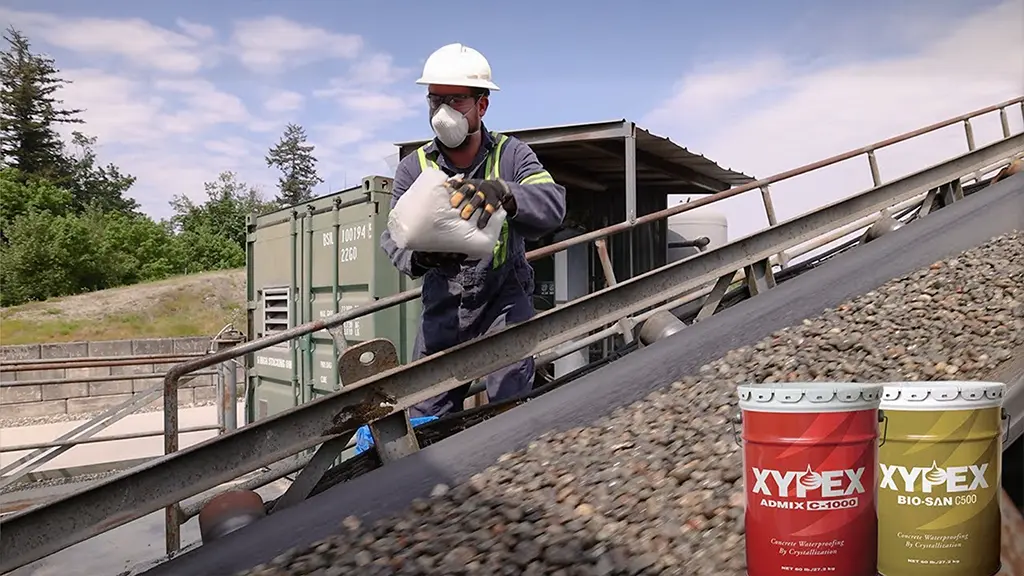 Přídavek příměsí Xypex a Bio-San Crystalline do hotového betonu